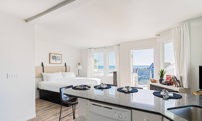 Cayucos House | Sunny Cayucos Studio w/Full Kitchen + Lounge Access by the Beach