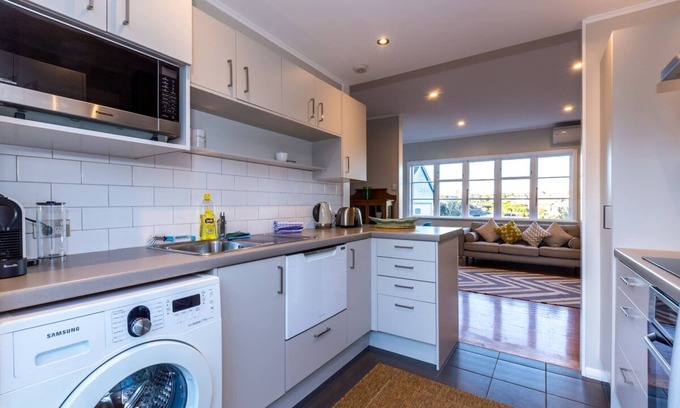 Orakei Cottage | Sunny, Character 2 Bedroom Home - Mission Bay