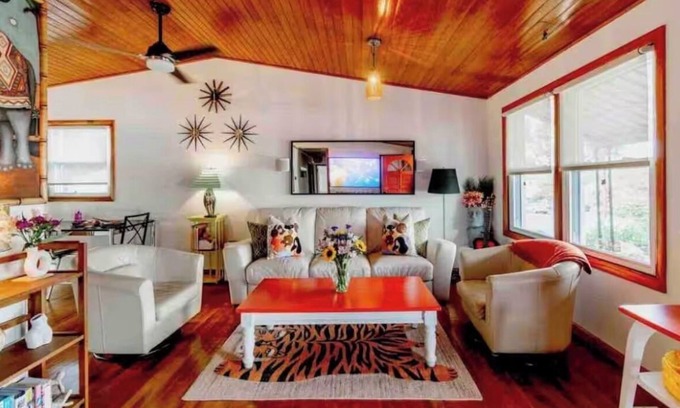 Belmont House | Sunny cheerful house in downtown Belmont