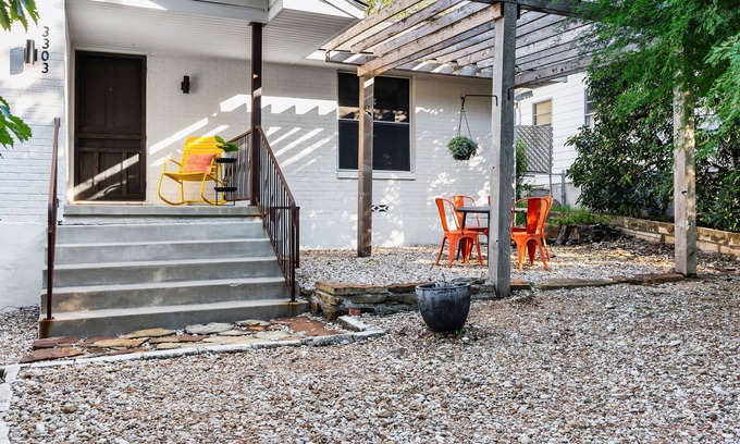 Cherrywood House | Sunny Cherrywood Charmer | Walk to Cafes/UT/Parks