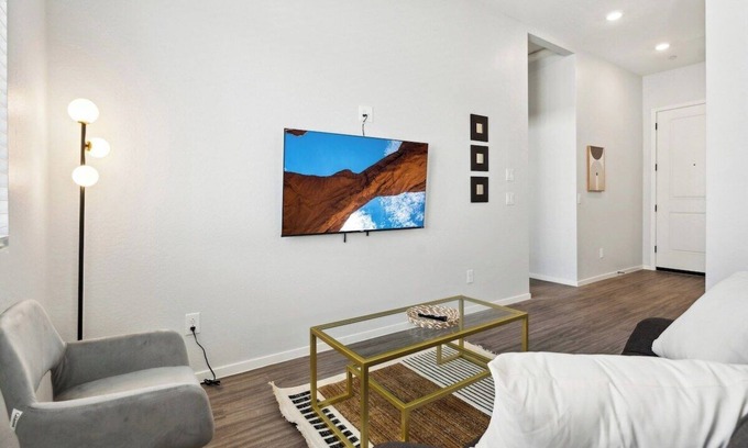 Casa Grande Apartment | Sunny Contemporary Home in Canopy at Cottonwood