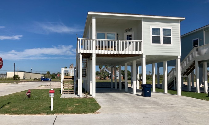 Rockport House | Sunny home minutes from beach with pool - golfing nearby