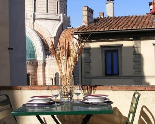 Sant' Ambrogio Apartment | Sunny home with roof patio
