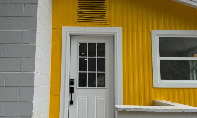 Fort White Cottage | Sunny Riverfront Cottage - on a Farm close to the Springs!