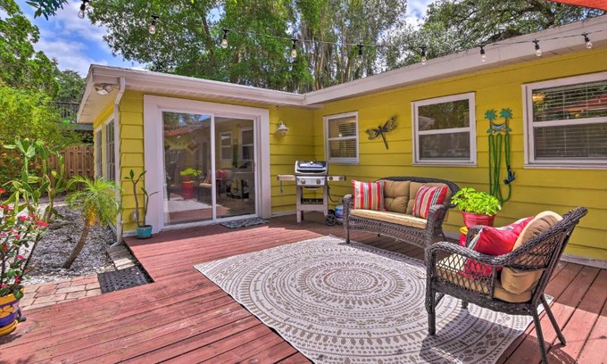 Alta Vista House | Sunny Sarasota Home with Yard Less Than 2 Mi to Downtown!