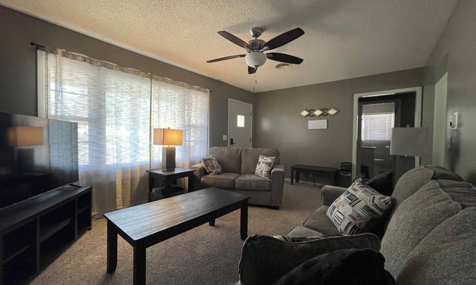 Hebron House | Sunny Stay on Memorial