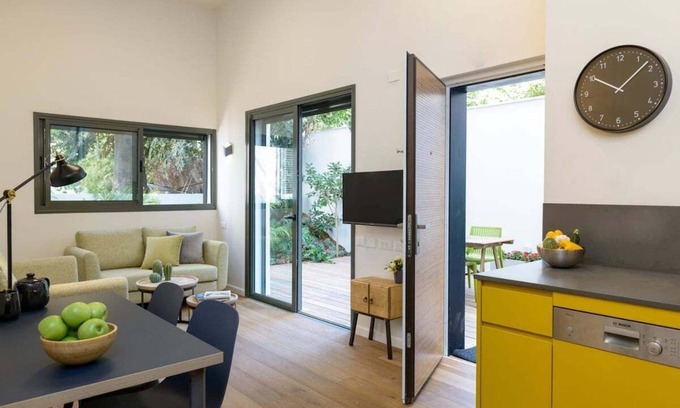Tel Aviv City Center Apartment | Sunny Tel Aviv Retreat W Spacious Private Garden