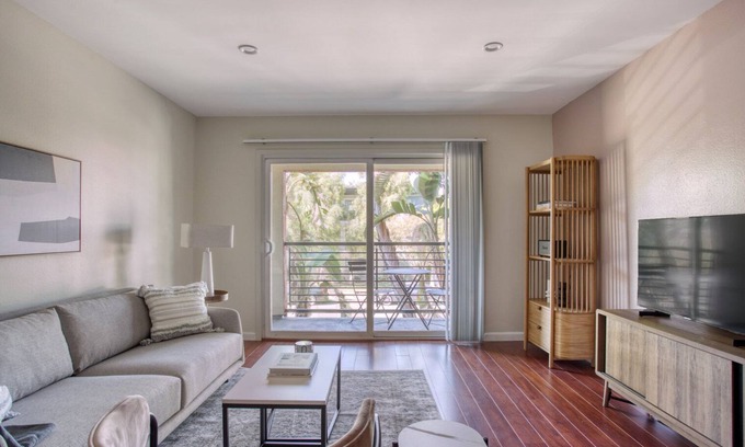 Woodland Hills Apartment | Sunny Woodland Hills 1BR w/Pool & Gym, nr Warner Center, by Blueground