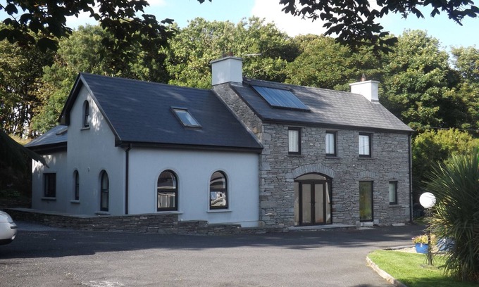 Ennistimon House | Sunnyside Cottage 2 bedroom/3 bath.