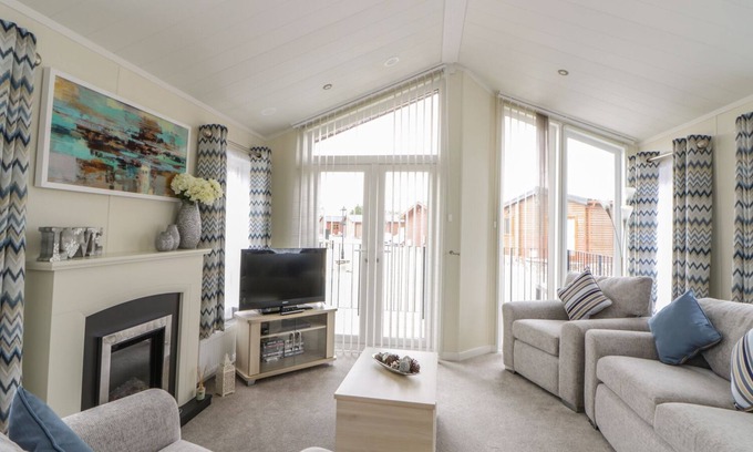 Perth Cottage | SUNNYSIDE LODGE 12A, pet friendly in Dunning