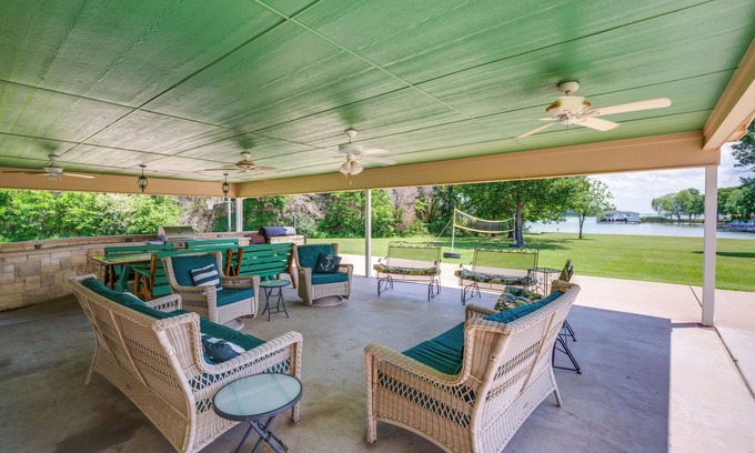Kerens House | Sunrise Cove RC LLC: Lakefront Home w/2 Casitas!