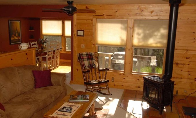 Evergreen House | "Sunrise Lodge" Stand alone Family Lodging-BEAT the HEAT @ 9000 Ft elevation