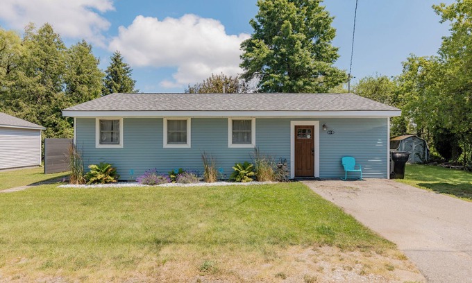 Beulah Cottage | Sunset Alley Cottage - Cozy 3-bedroom cottage with WiFi, AC in charming Beulah