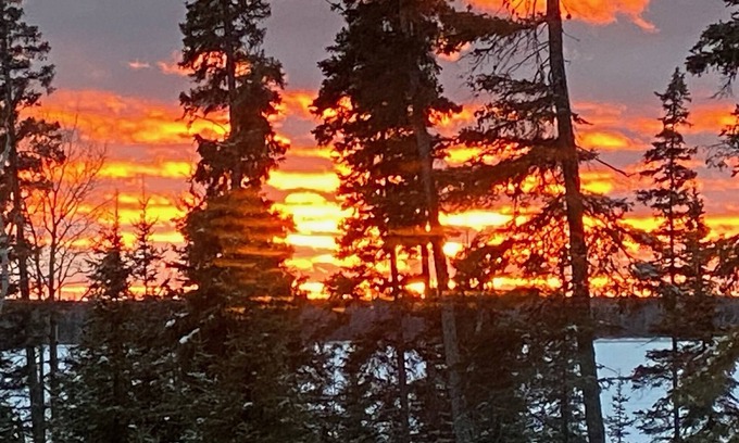 Candle Lake Cottage | Sunset Escape! Spacious and Private Waterfront Retreat.