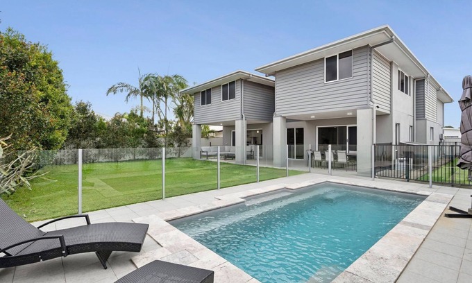 Pelican Waters House | Sunset House at Pelican Waters