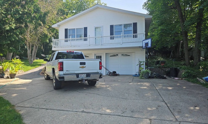 Albany Apartment | Sunset retreat. Charming 2-bedroom apartment with shared.pool n hot tub.