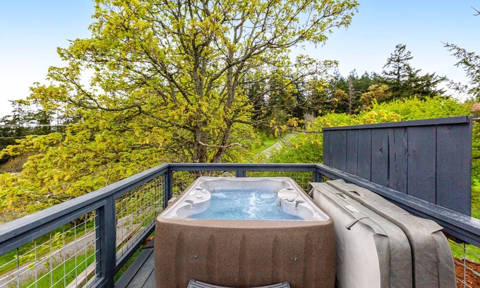Deer Harbor Cabin | Sunset Studio with Stunning Views and Hot Tub - Dog-Friendly