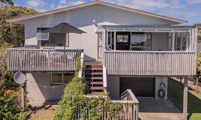 Whangapoua House | Sunsets and Surf - Whangapoua Holiday Home