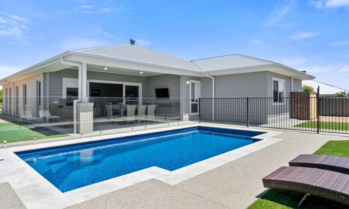 Yarrawonga House | Sunsets by the Lake in Silverwoods Estate