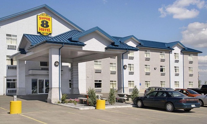 Fort Saskatchewan Hotel | Super 8 by Wyndham Fort Saskatchewan