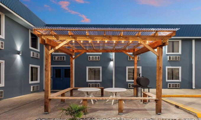 Buffalo Hotel | Super 8 by Wyndham Buffalo