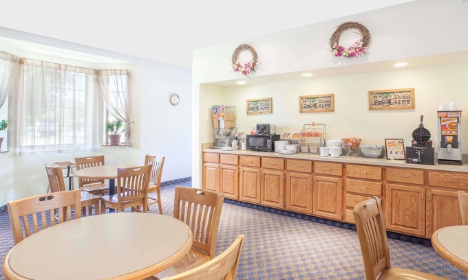 Cobleskill Hotel | Super 8 by Wyndham Cobleskill NY