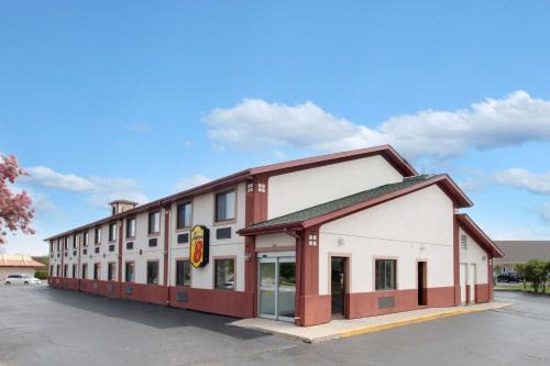 Crystal Lake Hotel | Super 8 by Wyndham Crystal Lake