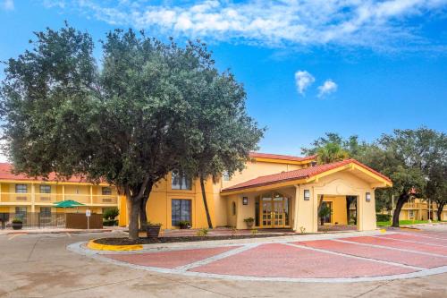 Eagle Pass Hotel | Super 8 by Wyndham Eagle Pass