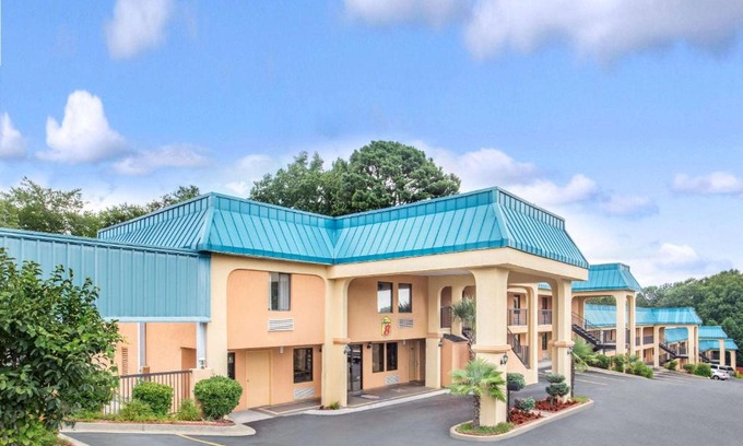 Forest Park Hotel | Super 8 by Wyndham Forest Park