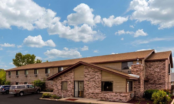 Hartford Hotel | Super 8 by Wyndham Hartford WI