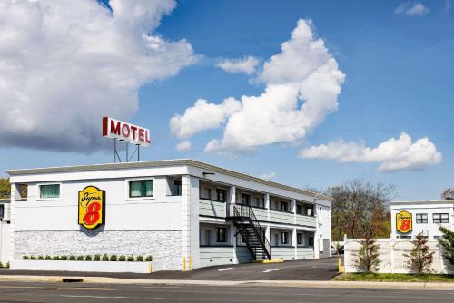 Lindenhurst Hotel | Super 8 by Wyndham Lindenhurst