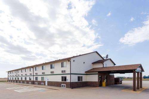 Mendota Hotel | Super 8 by Wyndham Mendota I-39