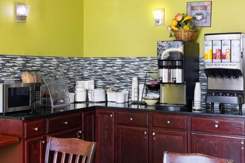 South Boston Hotel | Super 8 by Wyndham South Boston VA