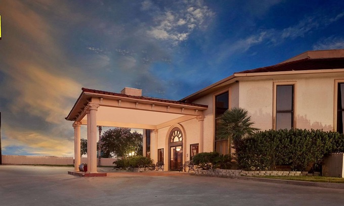 Northwest Corpus Christi Hotel | Super 8 by Wyndham Corpus Christi Northwest