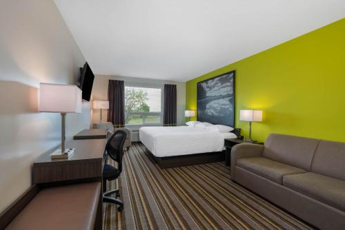 Winnipeg Hotel | Super 8 by Wyndham Winnipeg East MB