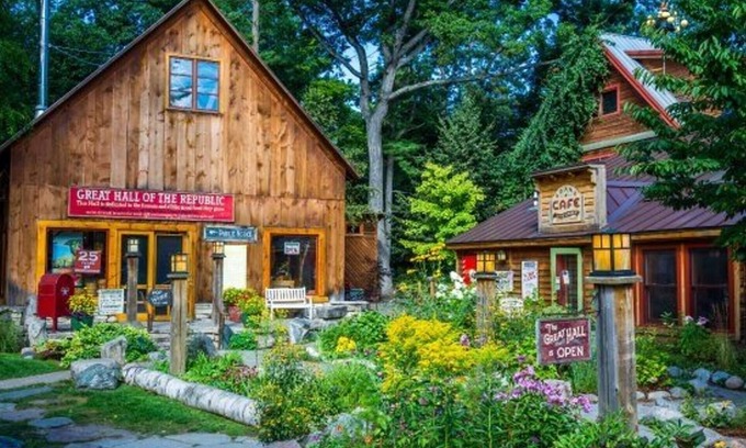 Maple City House | Super cute loft on the lake!