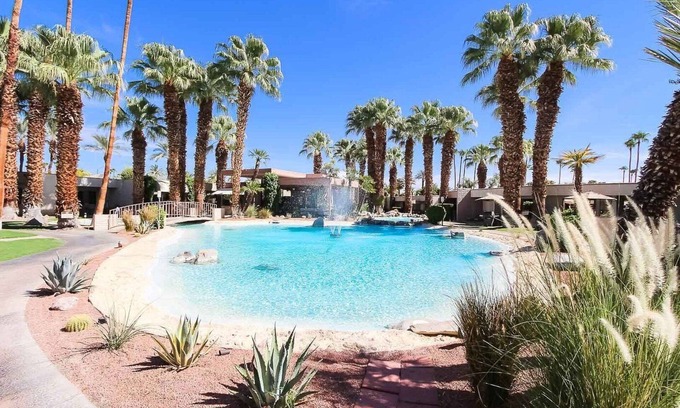 Araby Commons Condo | Super Deluxe Palm Springs Condo