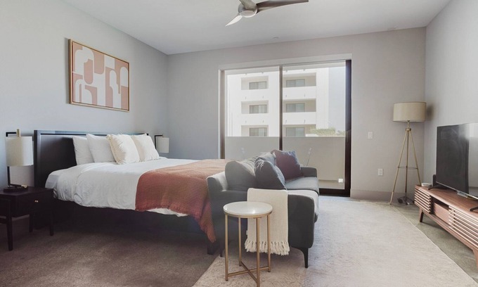Greater Wilshire - Hancock Park Apartment | Super Mid-Wilshire Studio w/Gym, Pool, Spa & Roof Lounge, by Blueground