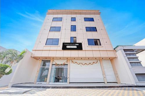 Sanwer Hotel | Super Townhouse Oak Aurobindo Hospital Formerly Hotel Aashiyana
