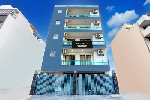 Gurugram Hotel | Super Townhouse Sector 52 Near Artemis Hospital