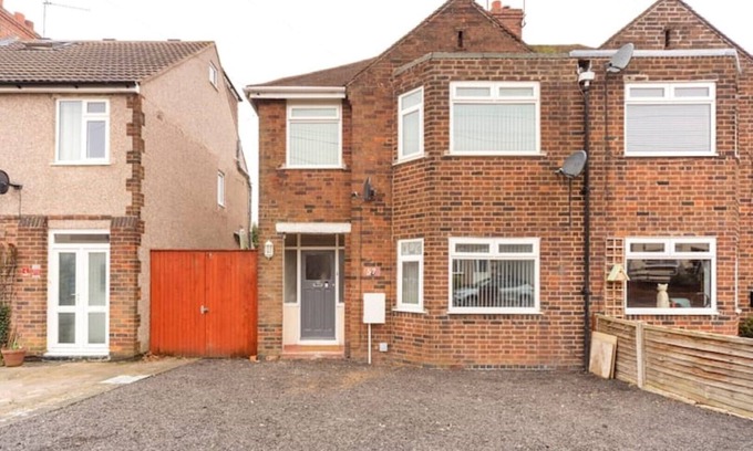 Acresford House | Superb 3 Bed Sleeps 7 Families/Contractors NEC