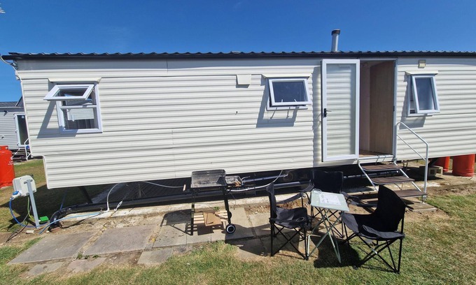 Leysdown-on-Sea House | Superb 6 berth caravan at Harts Holiday Park in Kent ref 74101B
