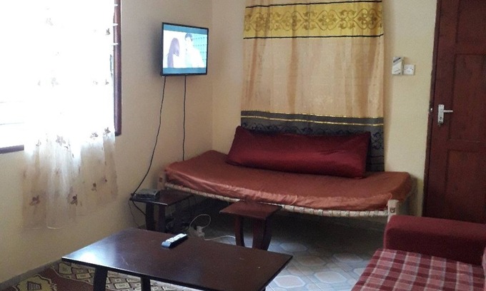 Manyimbo House | Superb accommodation with swimming pool ,wifi , available for short and long let