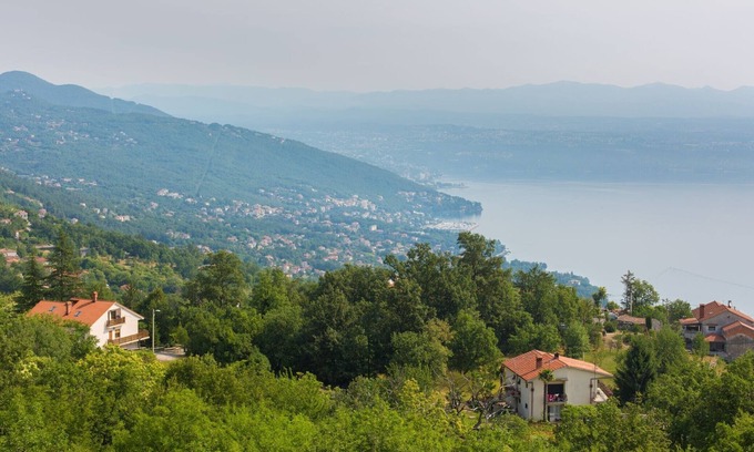 Tulisevica Apartment | Superb Lovran Apartments with Sea Views - Studio Apartment with Terrace