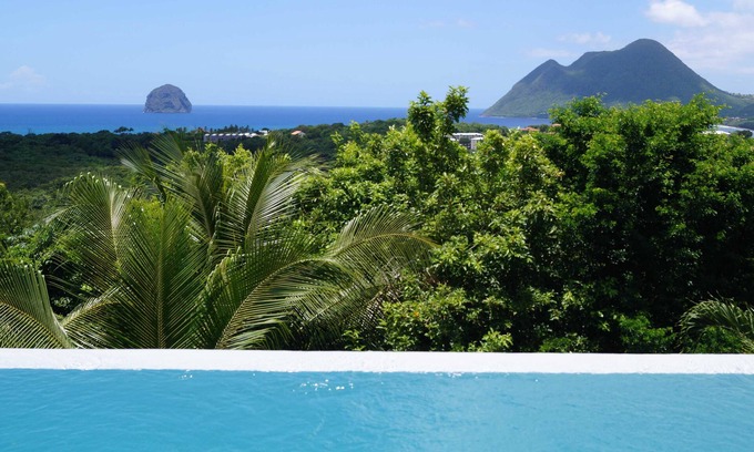 Le Diamant Villa | SUPERB LUXURY 2-BEDROOM 2-BATHROOM APARTMENT WITH SEA VIEW INFINITY POOL