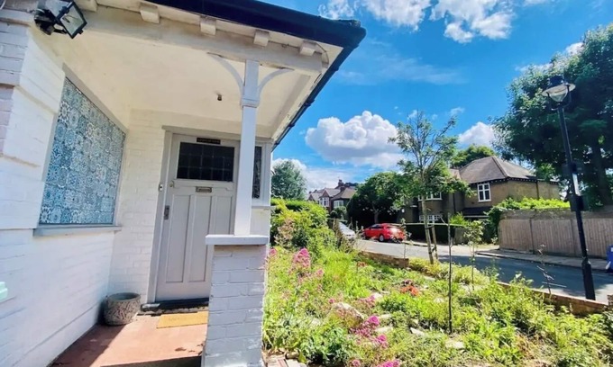 Fortune Green House | Superb self contained loft West Hampstead off street parking