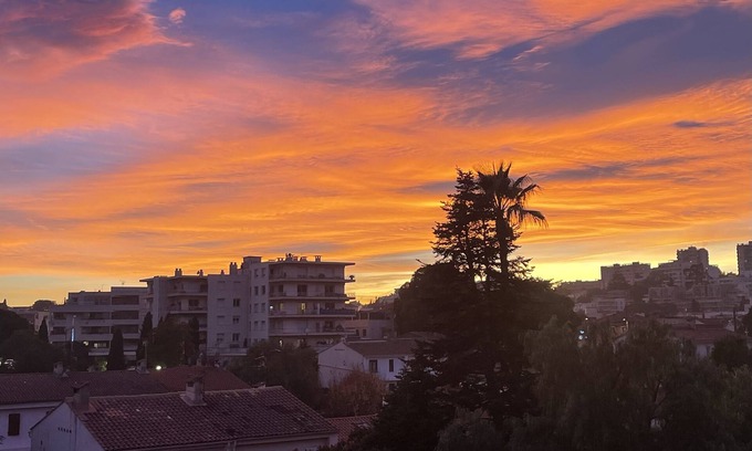 Antibes City Centre Apartment | Superbe Appartement Rénové vue mer à 10 min du Vieil Antibes et de la Plage