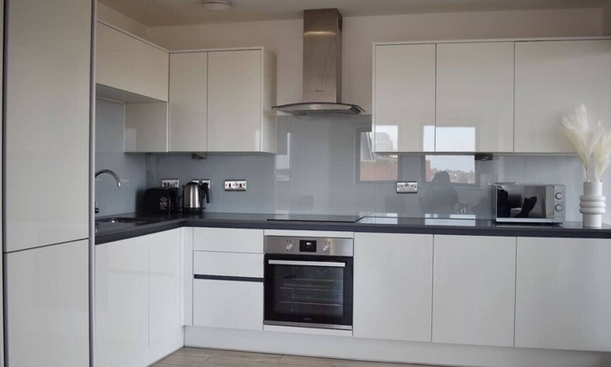 Havering Condo | Superior 2 bedroom with balcony in Romford