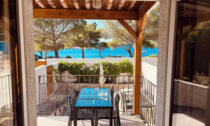 Galeria House | Superior apartment 2 bedrooms sea view in front of the beach