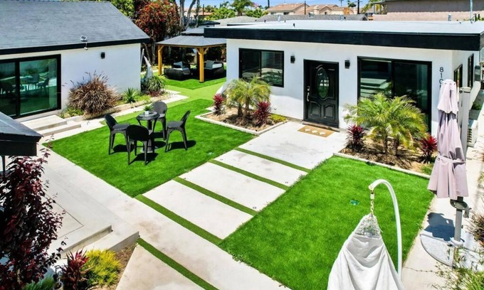 Huntington Beach Villa | Surf City Soiree modern Villa